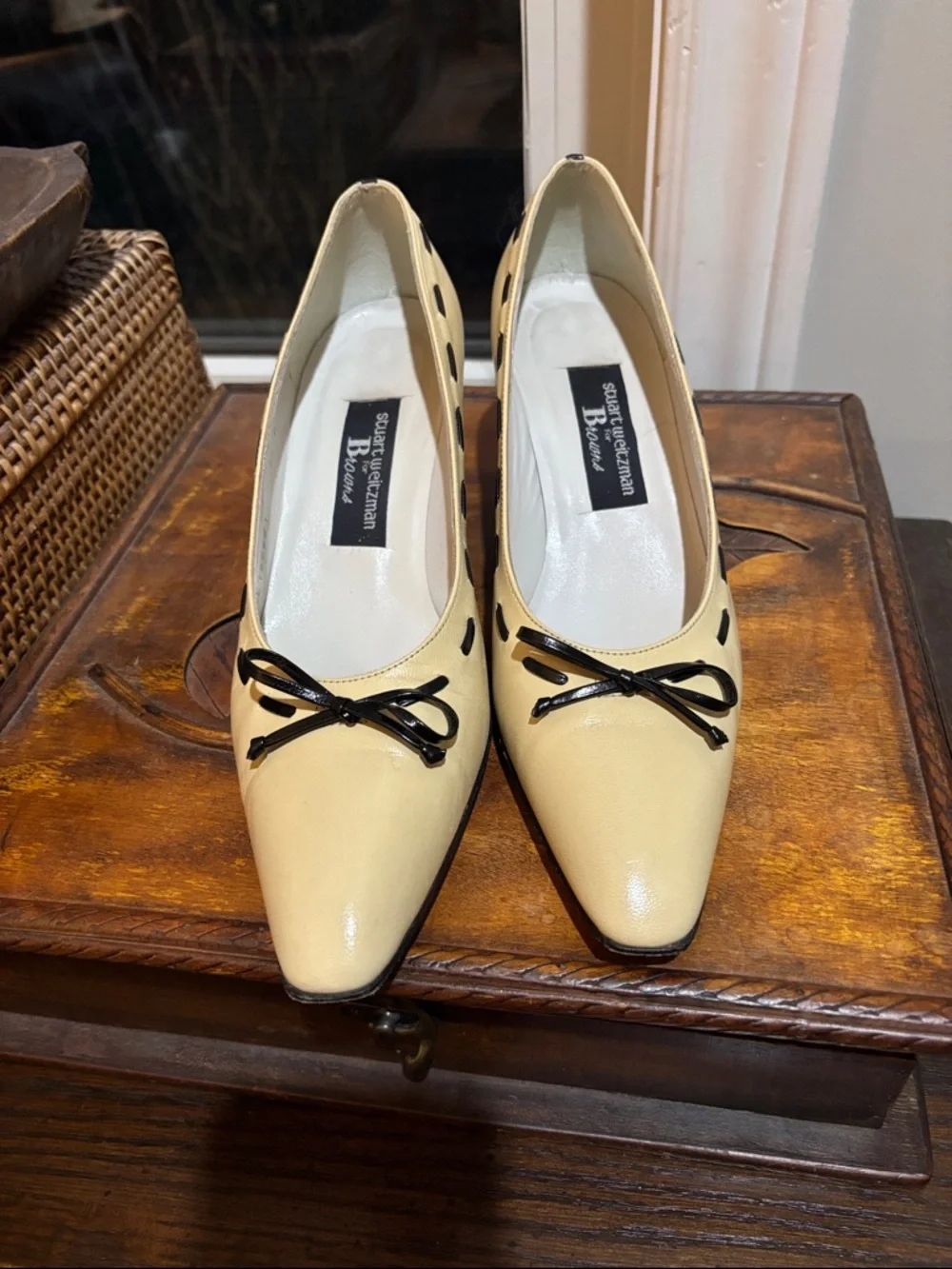 Stuart Weitzman Vintage Cream Pointed-Toe Kitten Heels with Black Trim and Bow - Picture 10 of 10